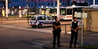 Villeurbanne : Une querelle numérique se transforme en attaque physique, une jeune femme poignardée