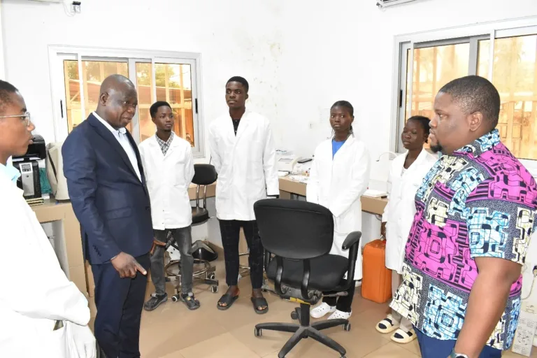 Togo : Le ministre Jean-Marie TESSI impose l’humain et l’hygiène au cœur des soins