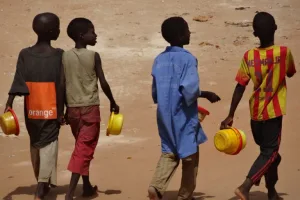 De la rue vers l’école, le Togo intensifie la protection de l’enfance